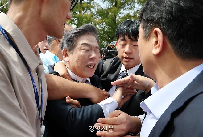 김형석 독립기념관장(왼쪽에서 두번째)이 8일 국회 소통관에서 기자회견을 마친후 시민단체 회원들의 항의를 받으며 퇴장하고 있다. 2025.9.8 박민규 선임기자