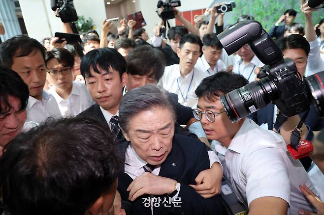 김형석 독립기념관장이 8일 국회 소통관에서 기자회견을 마친후 시민단체 회원들의 항의를 받으며 퇴장하고 있다. 2025.9.8 박민규 선임기자