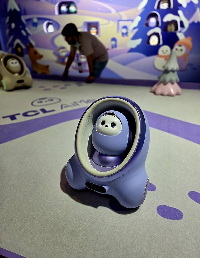 중국 가전기업 TCL이 선보인 아이돌봄 반려로봇 에이미(AiMe). 송윤경 기자