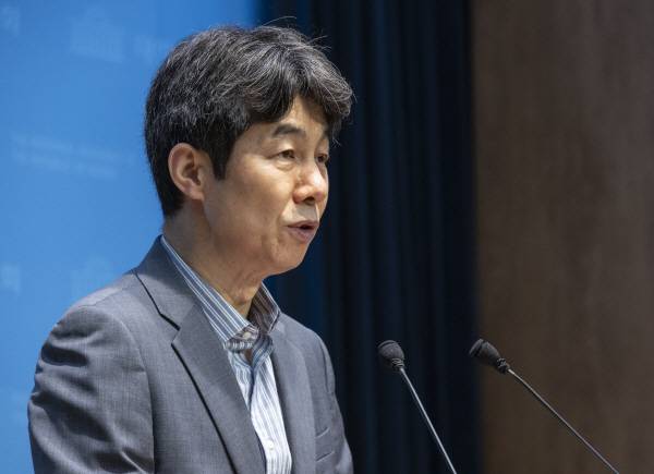 더불어민주당 윤건영 의원이 8일 국회에서 국가정보원의 ‘12·3비상계엄 동조’ 의혹을 제기하는 기자회견을 하고 있다. 연합뉴스