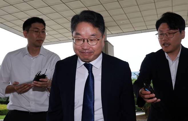 노만석 검찰총장 직무대행이 8일 오전 서울 서초구 대검찰청에 출근하고 있다. 더불어민주당과 정부는 7일 검찰청 폐지와 공소청, 중수청을 신설하는 내용 등을 담은 정부조직법 개편안을 발표했다. 연합뉴스&nbsp; &nbsp;