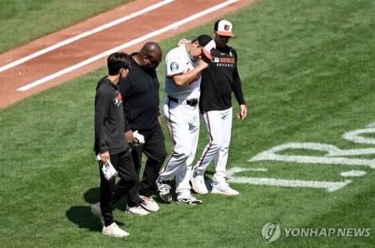 김혜성 타구 맞고 교체되는 스가노 / 사진=연합뉴스