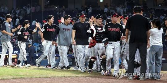 승리한 LG 선수단이 그라운드에서 하이파이브하며 퇴장하고 있다. / 사진=연합뉴스