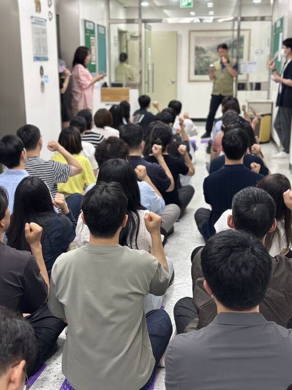 ▲ 방송회관 19층에서 농성 중인 방심위 직원들. 사진=방심위지부 제공