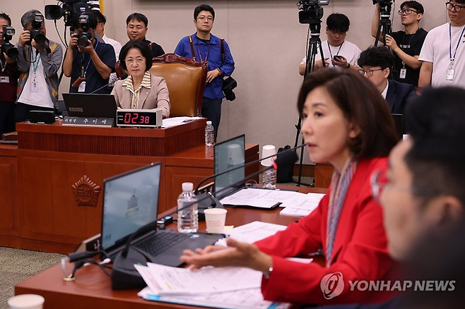 4일 서울 여의도 국회에서 열린 법제사법위원회 전체회의에서 국민의힘 나경원 의원이 발언하고 있다. 왼쪽은 추미애 위원장. [사진출처=연합뉴스]
