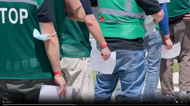 미국 이민세관단속국 ICE(U.S. Immigration and Customs Enforcement)가 조지아주 내 현대자동차그룹과 LG에너지솔루션 합작 배터리 공장 건설 현장의 한국인 직원 300여 명을 기습 단속·구금하는 영상을 공개했다. [사진 = ICE 홈페이지]