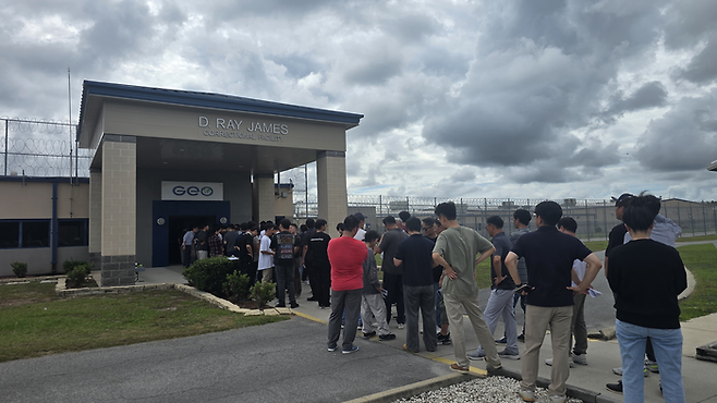 7일 오전(현지시간) 미국 조지아주 포크스턴의 미 이민세관단속국(ICE) 구금시설 앞에 백여명의 대기자들이 줄을 서서 기다리고 있다. 미 이민당국이 조지아주 현대차그룹-LG에너지솔루션 합작 배터리 공장을 급습한 지 사흘째로 접어든 이날 대기자들 대부분은 면회를 하지 못한 채 발걸음을 돌려야 했다. [포크스턴 = 최승진 특파원]