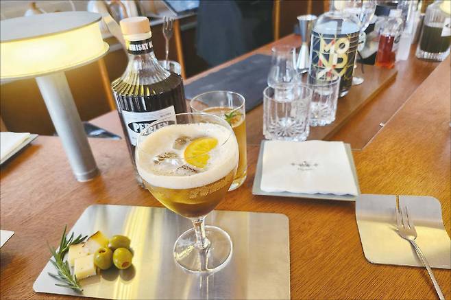 서울 연남동 한 골목에 있는 ‘카페 펠른’. 전형적인 위스키 바 모습이지만 이곳은 카페, 잔에 담긴 더치커피는 알코올이 전혀 없는 ‘논알코올 위스키’라는 설명이다. (조동현 기자)