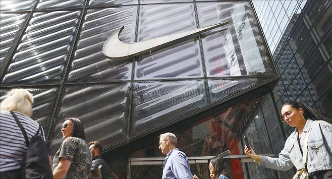 지난 4월 미국 뉴욕 거리에서 사람들이 나이키 매장 앞을 지나고 있다. (EPA)