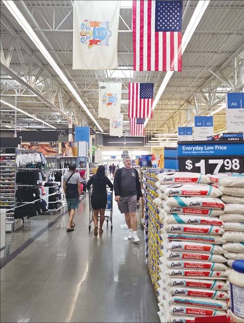 미국 뉴저지주의 한 월마트 매장. 최근 물가에 부쩍 민감해진 미국 시민은 생필품과 식료품을 싸게 파는 최저가 코너를 앞다퉈 찾는다. (임성현 특파원)