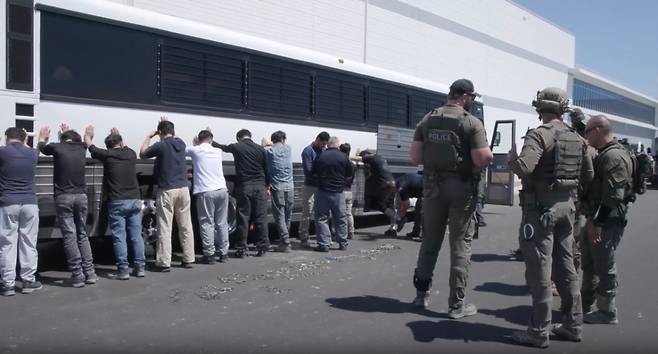 미국 이민 단속 당국이 홈페이지를 통해 지난 4일(현지시간) 조지아주 현대차그룹-LG에너지솔루션의 합작 배터리 공장 건설현장에서 벌인 불법체류·고용 단속 현장 영상을 홈페이지를 통해 공개했다. /사진=뉴시스( ICE 홈페이지 영상 캡쳐).