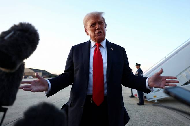 7일(현지시간) 도널드 트럼프 미국 대통령이 메릴랜드주 앤드루스 합동기지에서 취재진 질문에 답하고 있다. /로이터=뉴스1