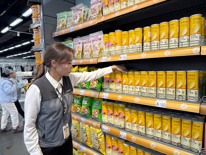 2일 몽골 울란바토르 시내에 위치한 이마트 3호점 점포에 한국산 PB(자체브랜드) 상품이 진열대를 가득 채우고 있다. /사진(몽골)=김민우 기자