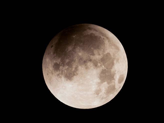 '밤하늘에 뜬 둥근달'. 8일 제주 오라동에서 바라본 남서쪽 하늘 위로 달이 지구 그림자에 완전히 가려지는 개기월식이 진행되고 있다. /사진=뉴시스