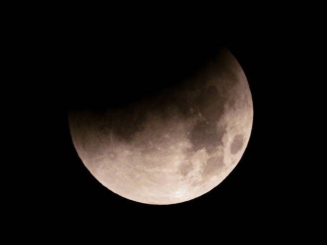 '보름달, 지구 그림자에 가려지다'. 8일 제주 오라동에서 바라본 남서쪽 하늘 위로 달이 지구 그림자에 완전히 가려지는 개기월식이 진행되고 있다. /사진=뉴시스