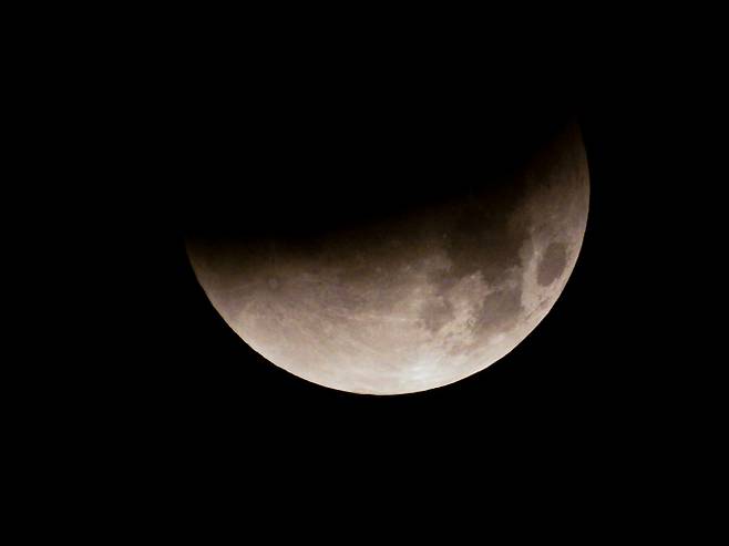 '보름달, 지구 그림자에 먹히다'. 8일 제주 오라동에서 바라본 남서쪽 하늘 위로 달이 지구 그림자에 완전히 가려지는 개기월식이 진행되고 있다. /사진=뉴시스