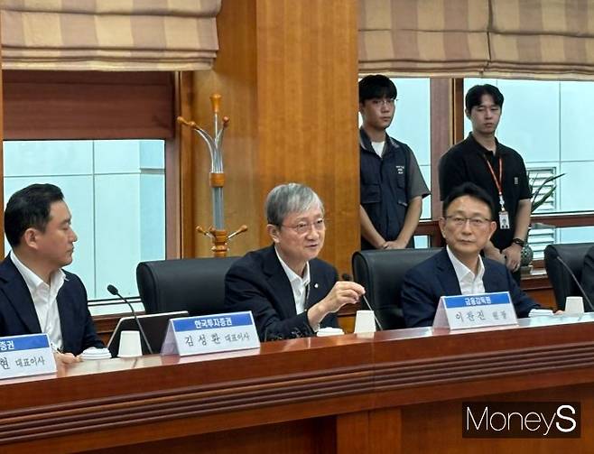 사진은 8일 서울 여의도 금융투자협회 대회의실에서 금융투자업계 최고경영자(CEO) 간담회를 진행하는 이찬진 금융감독원장. /사진=염윤경 기자