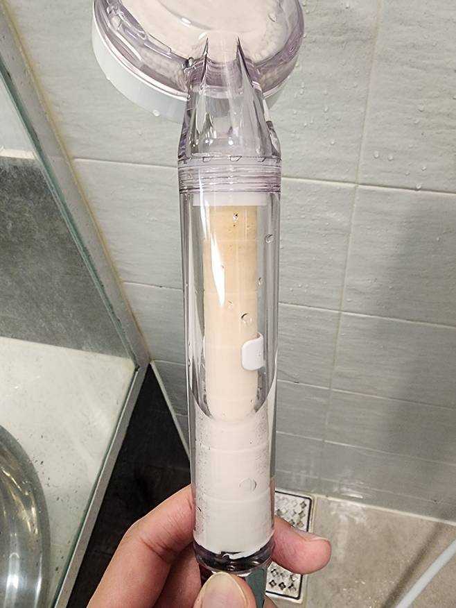 파주시 운정신도시 새 아파트 수도에서 탁한 물이 나와서 주말 내내 입주민들이 불편을 겪었다. 7일 급수를 재재했지만 가람마을 7단지에서는 흙탕물로 샤워기 필터가 누렇게 변했다. /사진제공=제보자