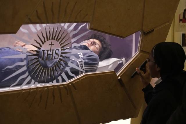 이탈리아 아시시의 성모대성당에 안치된 성 아쿠티스의 시신. AP 연합뉴스