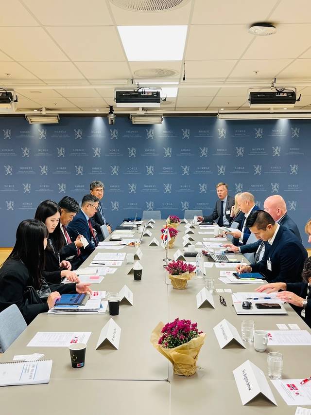 지난 4일 덴마크 코펜하겐에서 열린 제5차 한국-덴마크 해운협력회의에서 허만욱 (왼쪽 세번째) 해수부 해운물류국장이 브라이언 아드리안 베셀(오른쪽 두번째) 덴마크 해사청장과 회의를 하고 있다. 해양수산부 제공