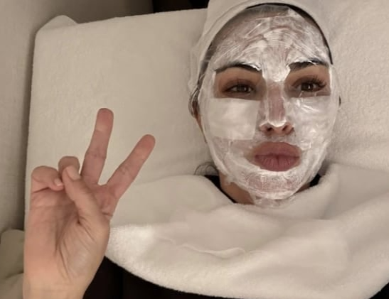 한국에서 피부 시술을 받고 있는 킴 카다시안. 인스타그램 캡쳐