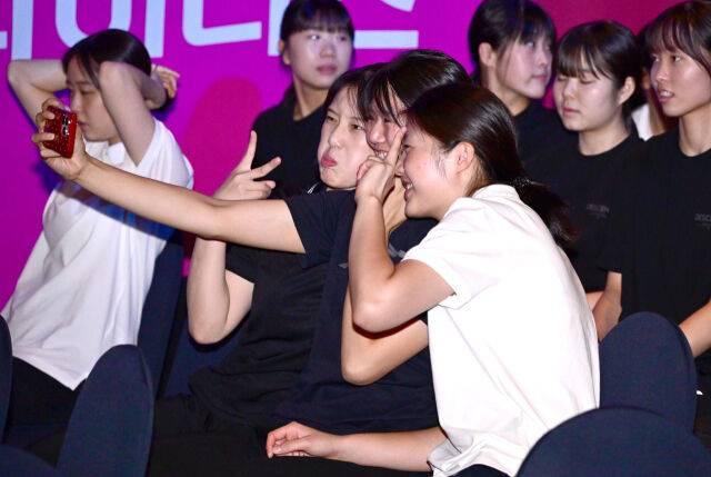 2025-2026 KOVO 여자 신인선수 드래프트에 참석한 선수들이 셀카으며 즐거워하고 있다 / KOVO(한국배구연맹)