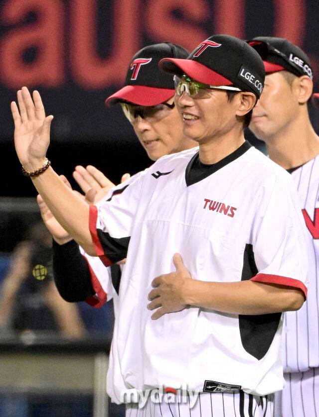 2025년 9월 2일 오후 서울 잠실구장에서 열린 '2025 신한 SOL뱅크 KBO 리그' 롯데 자이언츠와 LG 트윈스의 경기. LG 염경엽 감독이 3-2로 승리한 뒤 기뻐하고 있다./마이데일리