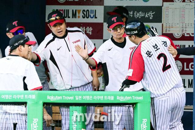 7일 오후 서울 잠실야구장에서 진행된 '2025 신한 SOL뱅크 KBO 리그' SSG-LG의 경기. LG 문보경이 4회말 김현수의 적시타 때 추가점을 올린 뒤 염경엽 감독과 하이파이브를 하고 있다./마이데일리