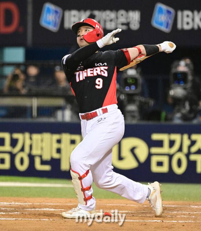 2025년 6월 4일 오후 서울 잠실구장에서 진행된 '2025 신한 SOL뱅크 KBO 리그' KIA 타이거즈와 두산 베어스의 경기. KIA 윤도현이 7회초 1사 2루서 타격하고 있다./마이데일리