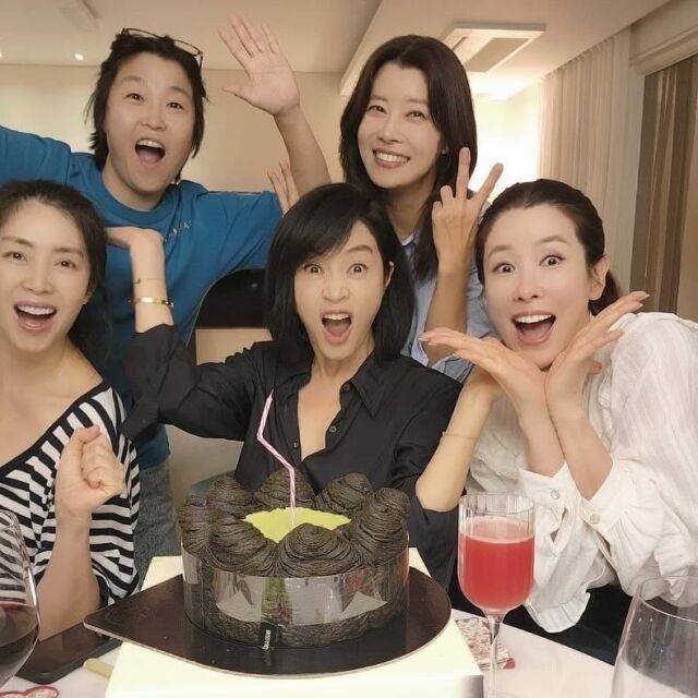 배우 김혜수 생일을 축하하기 위해 스타들이 한자리에 모였다. 뒷줄 왼쪽부터 시계방향으로 영화감독 박혜령, 배우 유선, 이태란, 김혜수, 송윤아. /김혜수 소셜미디어