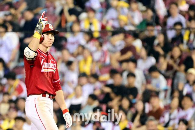 7일 오후 서울 잠실야구장에서 진행된 '2025 신한 SOL뱅크 KBO 리그' SSG-LG의 경기. SSG 박성한이 8회 2사 2,3루에서 2타점 적시타를 때린 뒤 세리머니를 펼치고 있다./잠실 = 곽경훈 기자