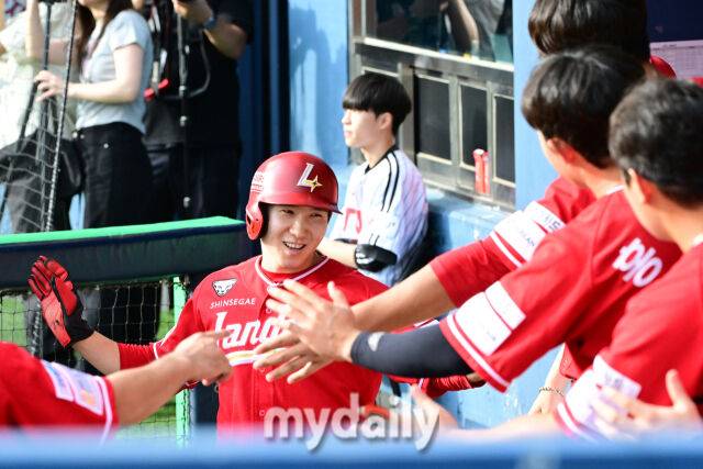 7일 오후 서울 잠실야구장에서 진행된 '2025 신한 SOL뱅크 KBO 리그' SSG-LG의 경기. SSG 박성한이 1회초 무사 2,3루에서 최정의 희생플라이 때 선취점을 올리고 있다./잠실 = 곽경훈 기자