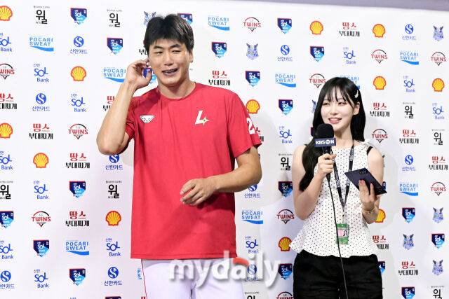 방송 인터뷰가 끝나자 김광현이 겁먹은 표정으로 "하지 마!"라고 외치고 있다.