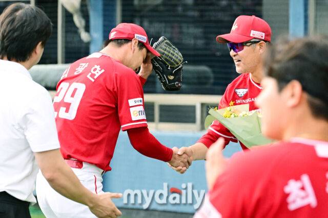 2000K를 기록한 김광현에게 SSG 이숭용 감독이 축하의 꽃다발을 전달하고 있다.