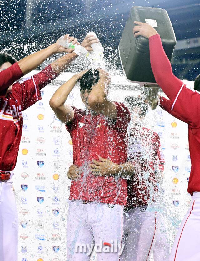 후배들이 준비한 강력한 물폭탄을 맞는 SSG 김광현