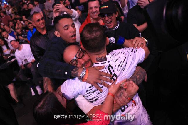 루피를 안아주는 실바와 그들의 뒤에 선 카를로스 프라치스./게티이미지코리아