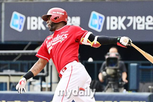 7일 오후 서울 잠실야구장에서 진행된 '2025 신한 SOL뱅크 KBO 리그' SSG-LG의 경기. SSG 에레디아가 3회초 1사 1,2루에서 1타점 적시타를 때리고 있다./마이데일리