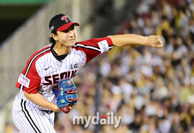 7일 오후 서울 잠실야구장에서 진행된 '2025 신한 SOL뱅크 KBO 리그' SSG-LG의 경기. LG 최재흥이 구원 등판해 역투를 펼치고 있다./마이데일리