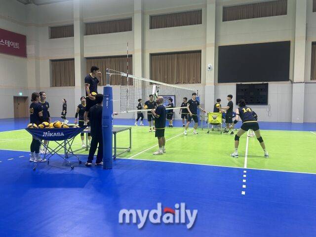 굵은 땀방울을 흘리고 있는 현대건설 선수단./용인 = 이정원 기자