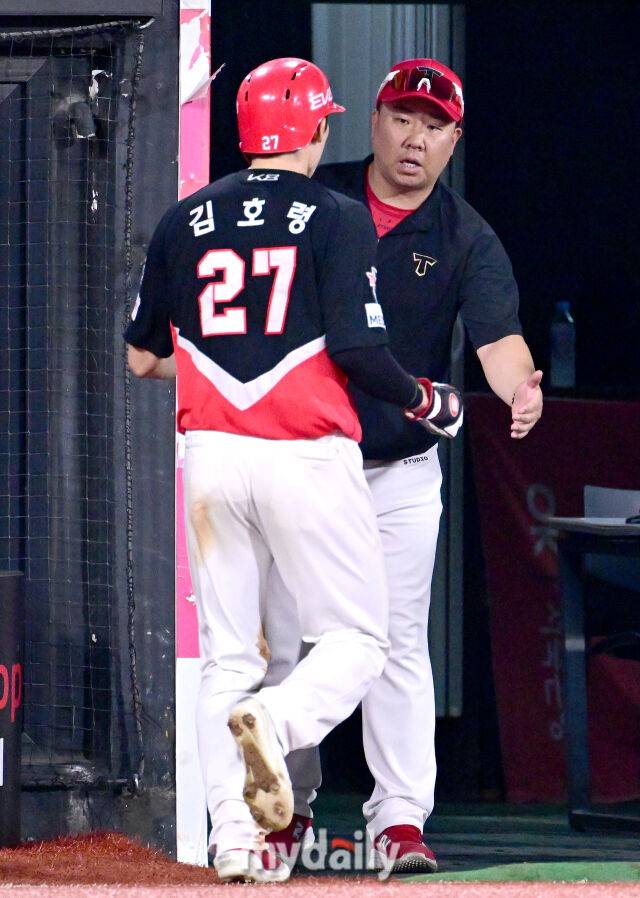 2025년 8월 29일 오후 경기도 수원KT위즈파크에서 열린 '2025 신한 SOL뱅크 KBO 리그' KIA 타이거즈와 KT 위즈의 경기. KIA 2루 주자 김호령이 6회초 무사 2루서 김선빈의 1타점 적시타 때 홈을 밟고 이범호 감독의 축하를 받고 있다./마이데일리