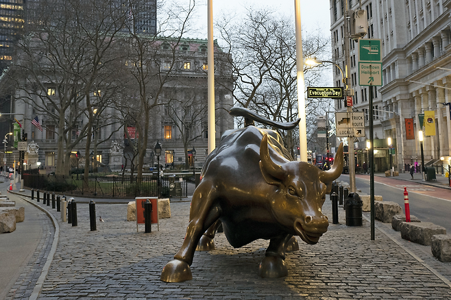 뉴욕 월가의 돌진하는 황소상. [AP]