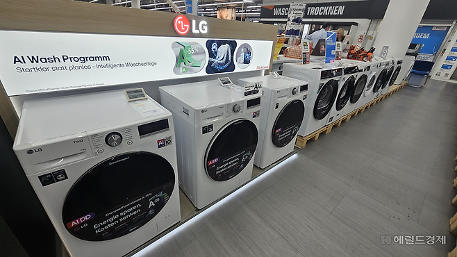 6일(현지시간) 독일 베를린의 가전매장인 ‘자툰(Saturn)’에 LG전자의 세탁기가 전시 돼 있다. 박지영 기자.
