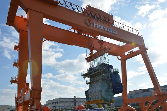 한화엔진이 제작한 선박엔진이 이동되고 있는 모습. [한화엔진 제공]