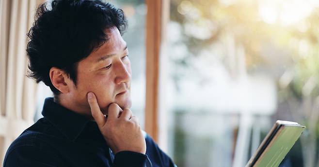 40대 미혼 남성 정섭 씨는 부모와 자녀 없이 형제자매만 남은 상태. 연락 끊긴 이복형제에게도 법적 상속권이 있다는 사실을 뒤늦게 알게 됐다. 신탁을 활용해 원하는 가족에게만 재산을 물려주고 싶은데, 어떻게 해야 좋을지 고민에 빠졌다. [게티이미지뱅크 제공]