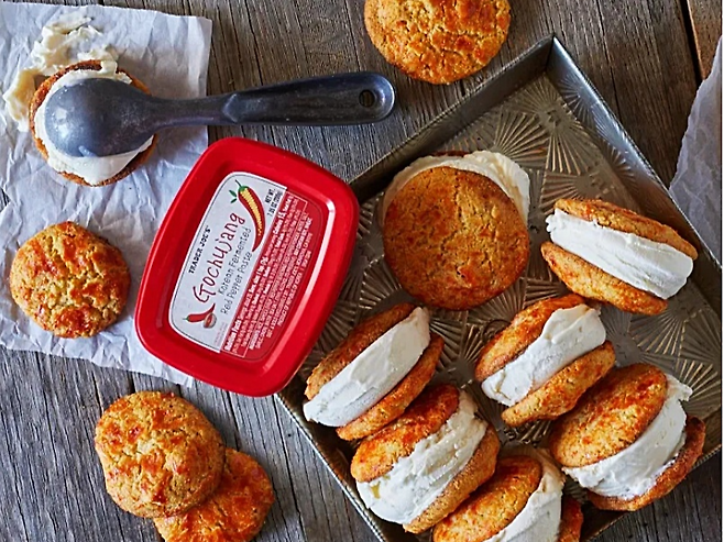 트레이더 조 ‘2025년 레시피 콘테스트’에서 우승한 ‘허니 고추장 콘 쿠키 아이스크림 샌드위치’ [트레이더 조 제공]