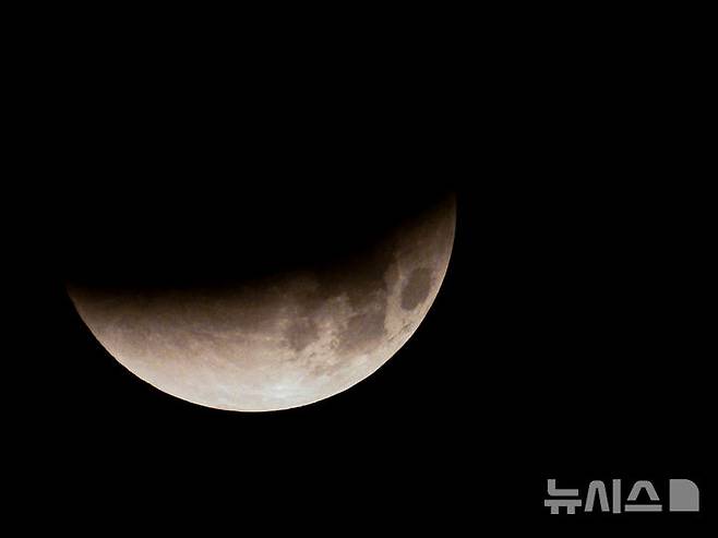 [제주=뉴시스] 우장호 기자 = 8일 오전 제주시 오라동에서 바라본 남서쪽 하늘 위로 달이 지구 그림자에 완전히 가려지는 개기월식 '우주쇼'가 진행되고 있다. 2025.09.08. woo1223@newsis.com