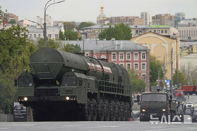 [모스크바=AP/뉴시스] 러시아가 미사일 생산을 늘리고 사거리 연장을 추진하며 확전에 대비하고 있다고 우크라이나 정보당국이 주장했다. 사진은 지난 4월29일(현지 시간) 러시아 모스크바에서 열린 전승절 군사 퍼레이드 예행연습에서 RS-24 야르스 탄도미사일 발사대가 붉은 광장으로 향하는 모습. 2025.09.08.