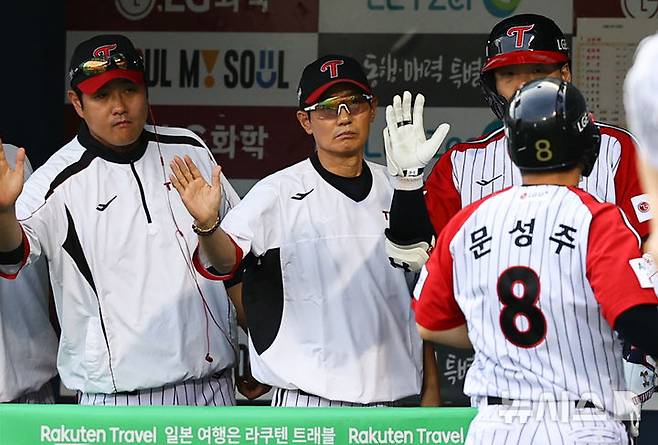 [서울=뉴시스] 최진석 기자 = 7일 서울 잠실야구장에서 열린 ‘2025 KBO리그’ SSG 랜더스와 LG 트윈스의 경기, 4회말 무사 1루 상황 LG 염경엽 감독이 오스틴의 안타 때 득점을 올린 1루주자 문성주와 기뻐하고 있다. 2025.09.07. myjs@newsis.com