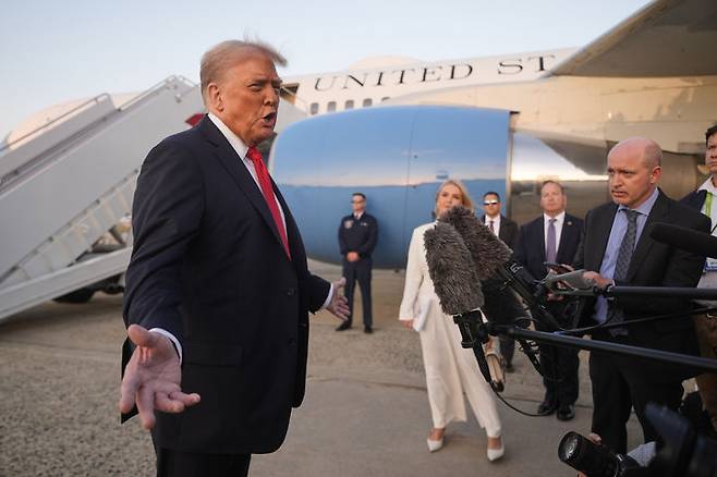 [앤드루스 합동기지=AP/뉴시스] 도널드 트럼프 미국 대통령이 7일(현지 시간) 메릴랜드주 앤드루스 합동기지에 도착한 뒤 기자들의 질문에 답하고 있다. 2025.09.08