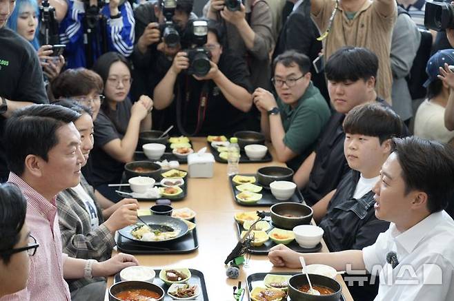 [성남=뉴시스] 조성봉 기자= 이준석 개혁신당 대선 후보와 안철수 국민의힘 의원이 21일 경기 성남시 수정구 가천대학교 글로벌캠퍼스 학생식당에서 학생들과 점심 식사를 하며 대화를 하고 있다. (사진=이준석 캠프 제공) 2025.05.21. photo@newsis.com